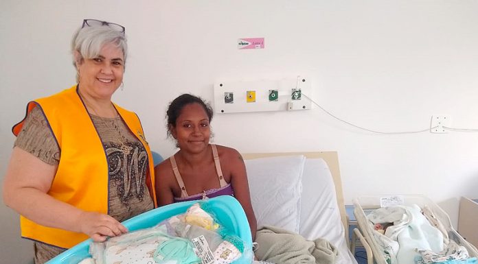 Mulher acredita ter dores nos rins e dá à luz em viatura do CB