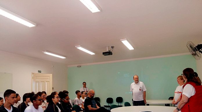 34 aprendizes do Lar Donato Flores ganham diploma de curso de inglês