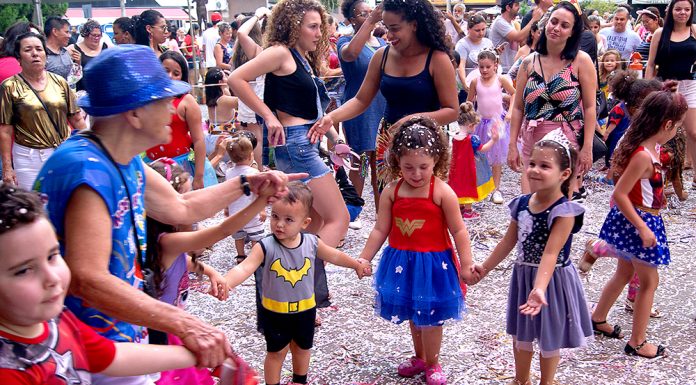 Matinês levam famílias à Praça da Matriz