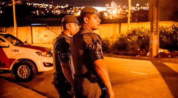 PM recolhe maconha e cocaína em ação contra o tráfico na vila Brasil