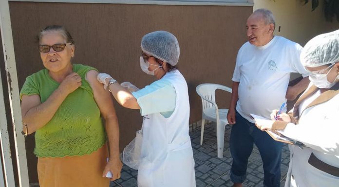 Vacinação em idosos ocorre nesta 4a em sistema “drive-thru”