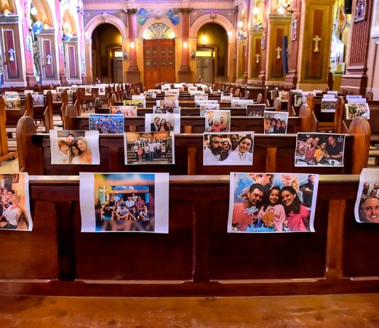 Religiosos “seguem” cerimônias na Matriz através de fotografias