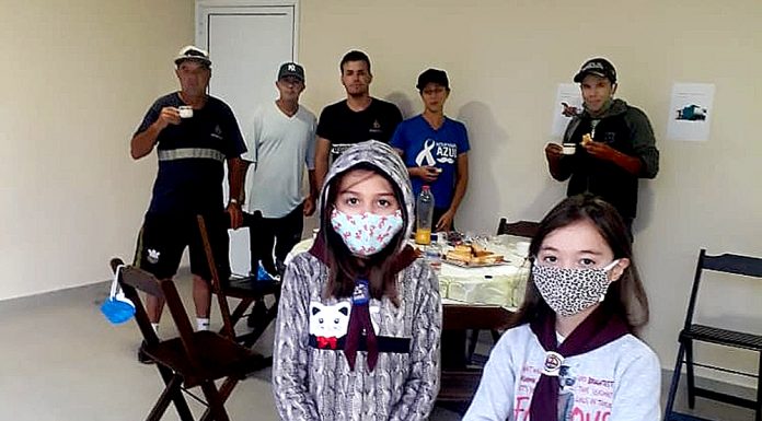 Família prepara café da manhã para coletores de lixo no ‘Monte Verde’