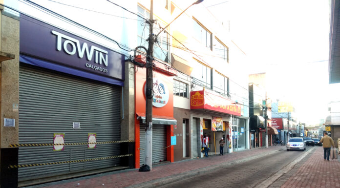 Comércio reabre com restrições nesta segunda