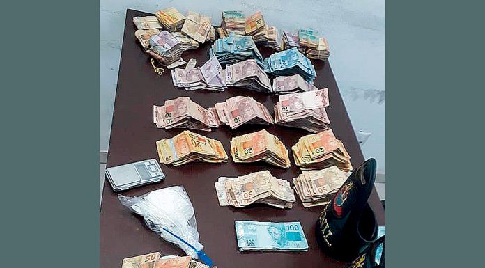 PM apreende mais de R$ 53 mil em dois veículos de foragido da Justiça