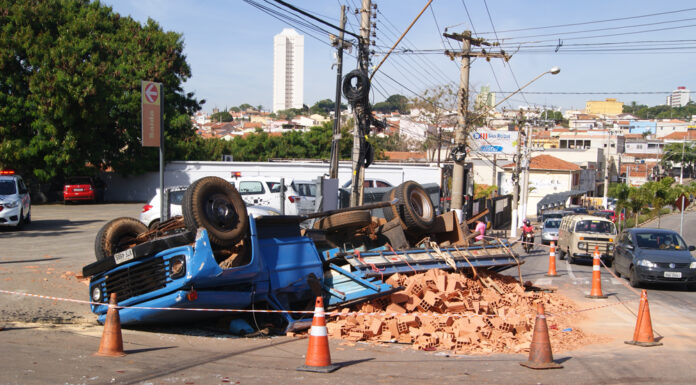 Caminhão com tijolos colide em dois veículos e tomba na Pompeo Reali