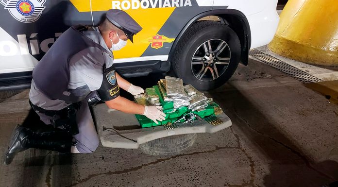 PM localiza carro com maconha, revólver e munição escondidos em fundo falso