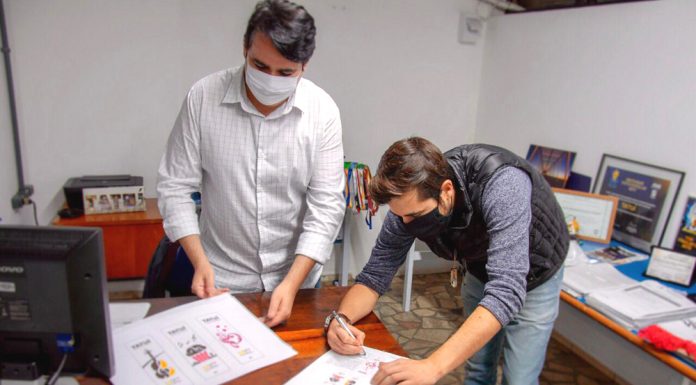 Secretaria recebe três logomarcas para placas de sinalização turística