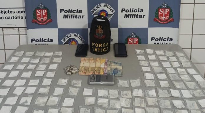 PM flagra adolescente tentando dispensar cocaína em privada