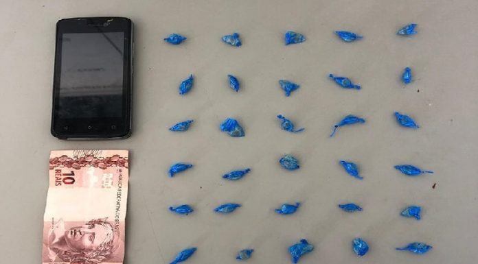 Mulher tentar esconder porções de crack na boca durante abordagem