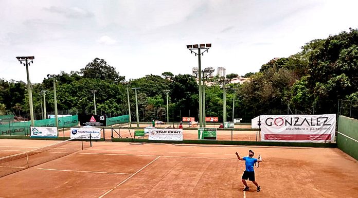 Tenistas locais buscam as semifinais da Liga Regional