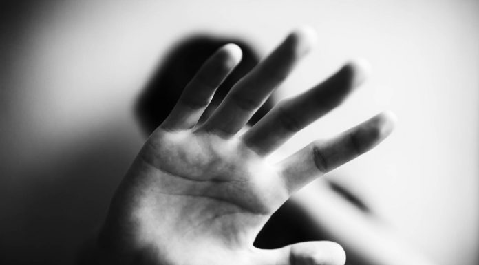 Tutor é acusado por sobrinha de agressão física e assédio sexual