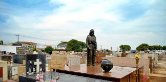 Dia de Finados tem público reduzido nos cemitérios da cidade