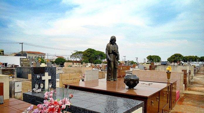 Dia de Finados tem público reduzido nos cemitérios da cidade
