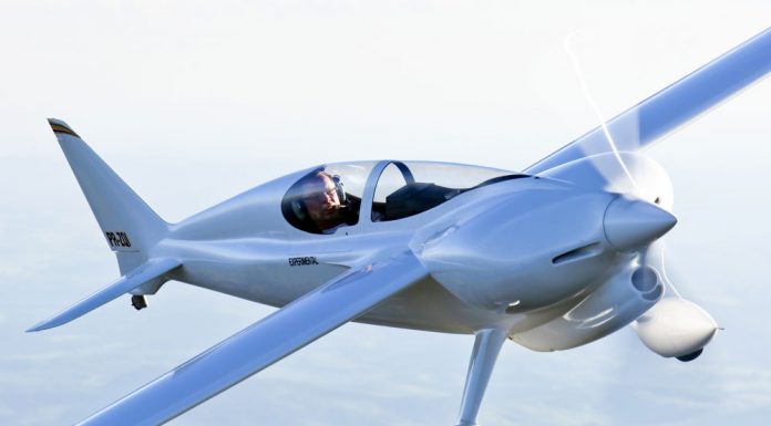 Tatuí recebe testes de avião detentor de recordes mundiais de velocidade