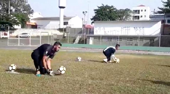 Goleiro se torna profissional aos 25 anos e sonha em dar casa para mãe