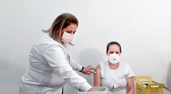 Técnica de enfermagem é primeira tatuiana imunizada contra Covid-19