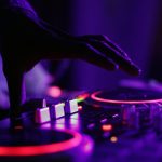 ‘Iluminasom’ inscreve para curso presencial de DJ com Vitor Barros