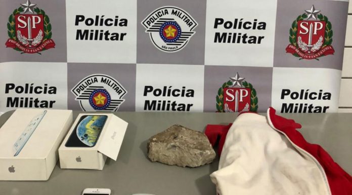 Homem atira pedra em vidro para furtar celulares de loja no centro