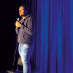 CEU das Artes recebe stand-up com Paulo Santiago e amigos