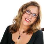 Escritora tatuiana Cristina Siqueira apresenta poema Praça da Matriz