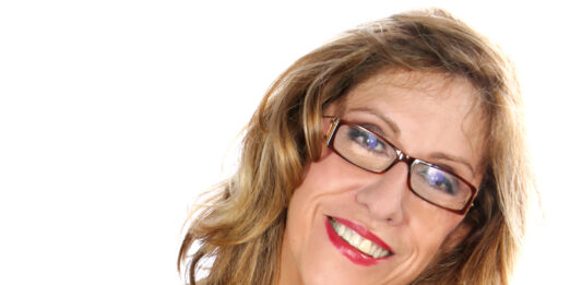 Escritora tatuiana Cristina Siqueira apresenta poema Praça da Matriz