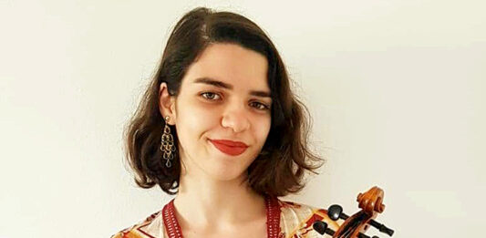 Biblioteca realiza recital de violino em homenagem ao Dia da Mulher