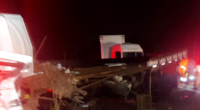 Caminhoneiro tatuiano bate em ônibus na rodovia “R. Tavares”