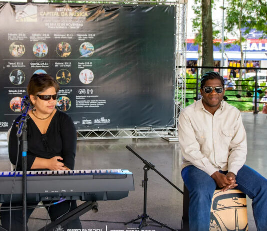 Mayara e Reginaldo César se apresentam na Praça da Matriz