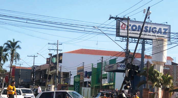 Homem bate o carro em poste e, depois, fica pelado na rua 11