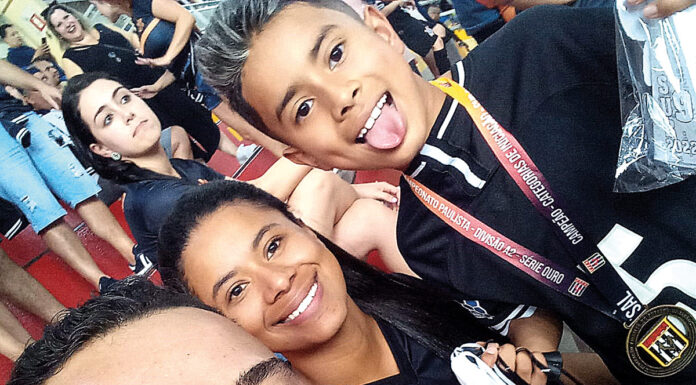 Mãe vira doceira para o filho seguir jogando no Corinthians