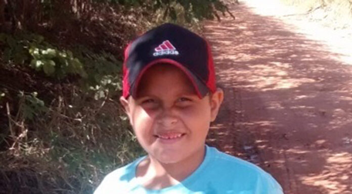 Garoto de dez anos leva um tiro no pescoço enquanto brincava com amigo