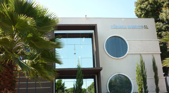 Sessão solene marca entrega de 12 títulos de cidadania