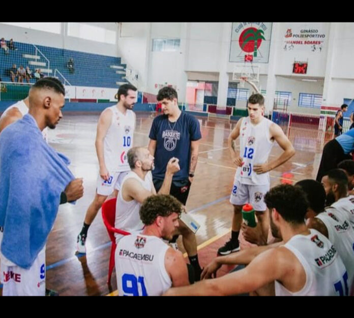 Técnico da equipe de basquete do São Paulo comenta sobre