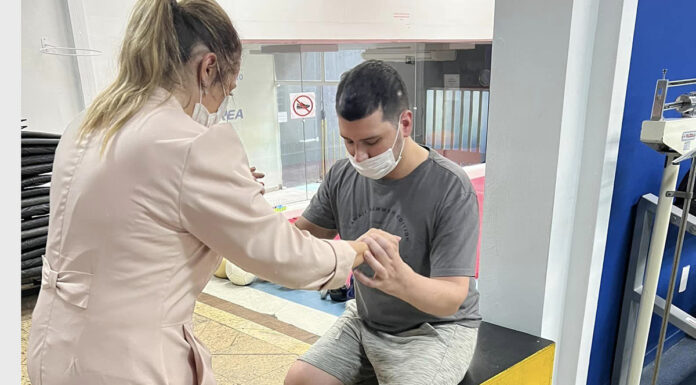 Obra de arte é rifada pela internet para ajudar jovem com câncer raro