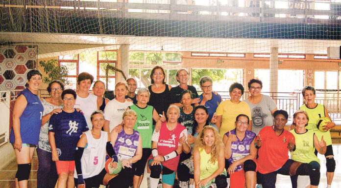 Terceira idade de Tatuí dá ‘show de bola’ nas quadras jogando vôlei