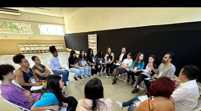 Cidade registra mais de cem jovens em debate de conferência regional