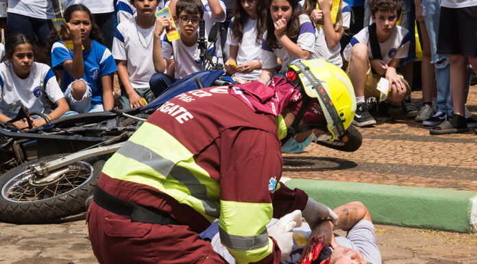 SPVias faz simulado de acidente em Tatuí com cerol em motociclista