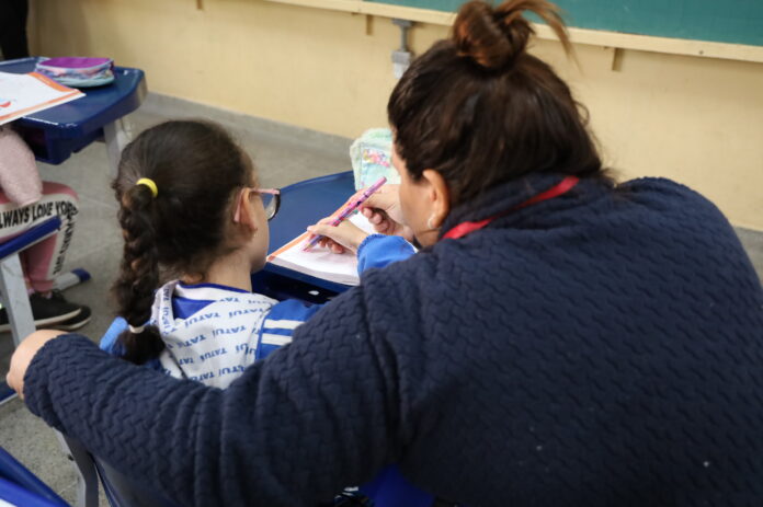 Contratação de 100 profissionais de apoio para estudantes com deficiência na Rede Municipal de Ensino