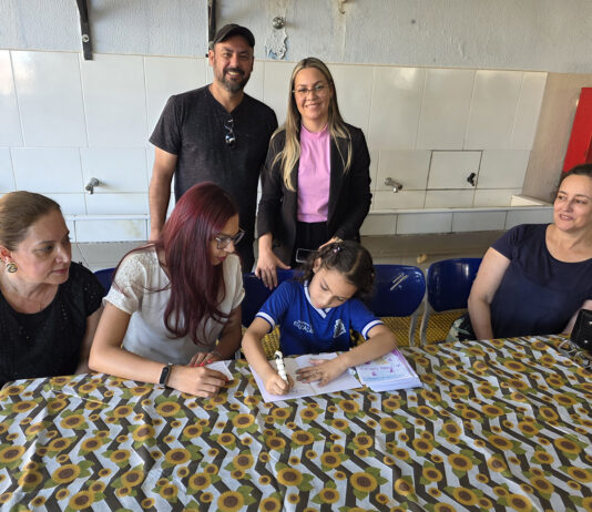 Lara Manuela Aguiar Pinheiro, aluna de 8 anos, publica 1º livro