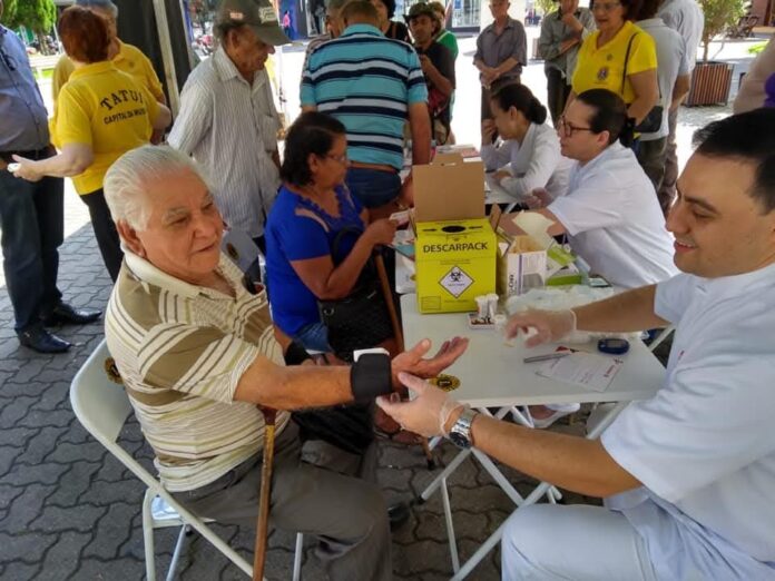 Feira de Saúde do Lions Clube de Tatuí, dia 25 de outubro de 2025, na Praça da Matriz