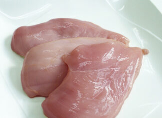 Lavar o frango antes de cozinhar pode matar, e a ciência explica o porquê