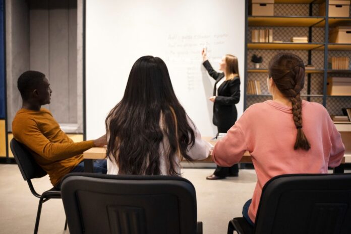 Curso de Assistente de Recursos Humanos, do Programa Trampolim_Meu Primeiro Emprego