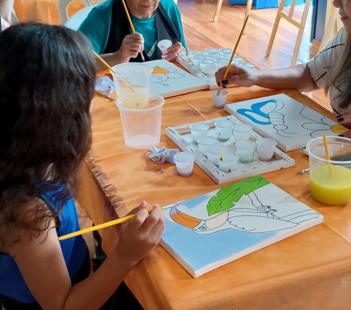 Oficina gratuita de pintura em tela, da exposição Nas asas da imaginação, promovida pela Associação Cultural Pintura Solidária