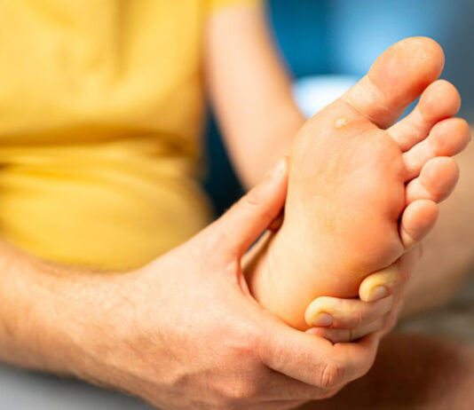 Dormência nos pés: quando o formigamento revela algo mais sério do que cansaço