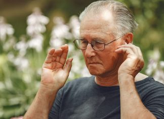 4 sinais de que sua audição pode estar afetando sua memória