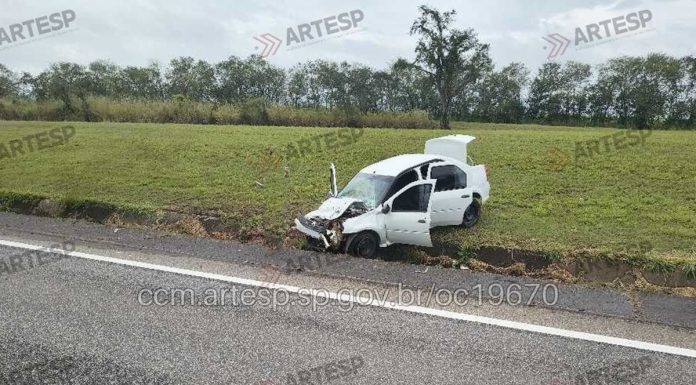 Acidente em Tatuí envolvendo carro e carreta causa interdição em rodovia
