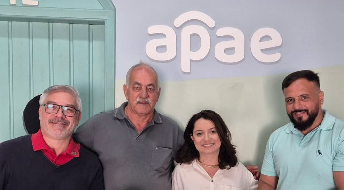 Museu “Paulo Setúbal” recebe pin e medalha dos 50 anos da Apae Tatuí