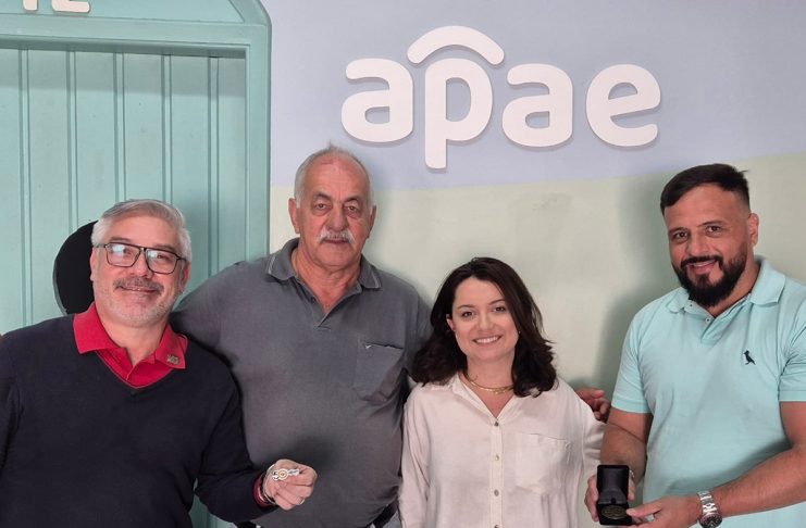 Museu “Paulo Setúbal” recebe pin e medalha dos 50 anos da Apae Tatuí