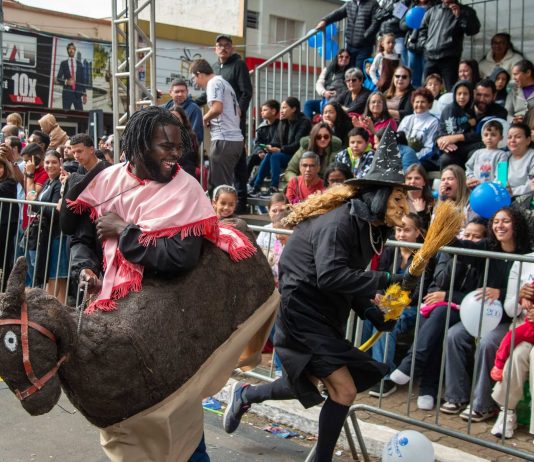 Mais de 15 mil pessoas acompanham o desfile histórico e cívico do bicentenário de Tatuí